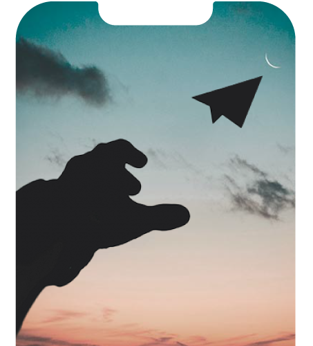 Mano che lancia un aeroplano di carta nel cielo