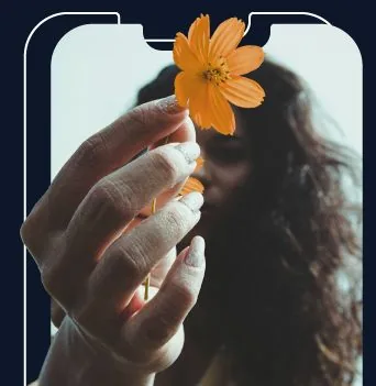 Ragazza con in mano un fiore arancione