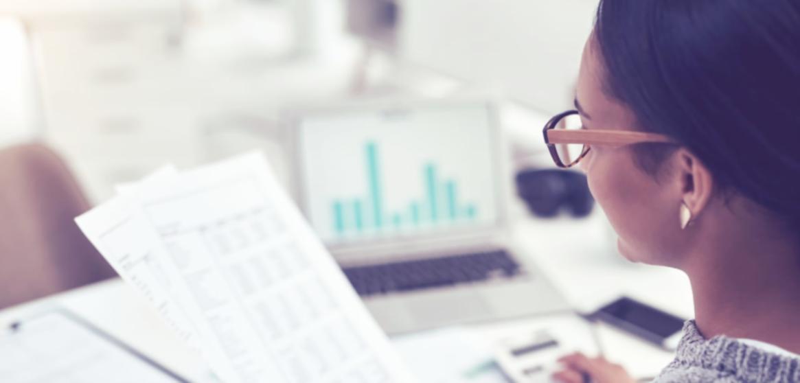 Analisi di grafici finanziari su schermo